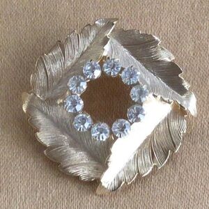 Clear Rhinestone, Gold tone Leaf Circle Pin, Brooch, Vintage